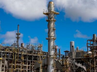 Petróleo Brent passa de US$ 114 pela 1ª vez desde maio com ataques na Arábia Saudita