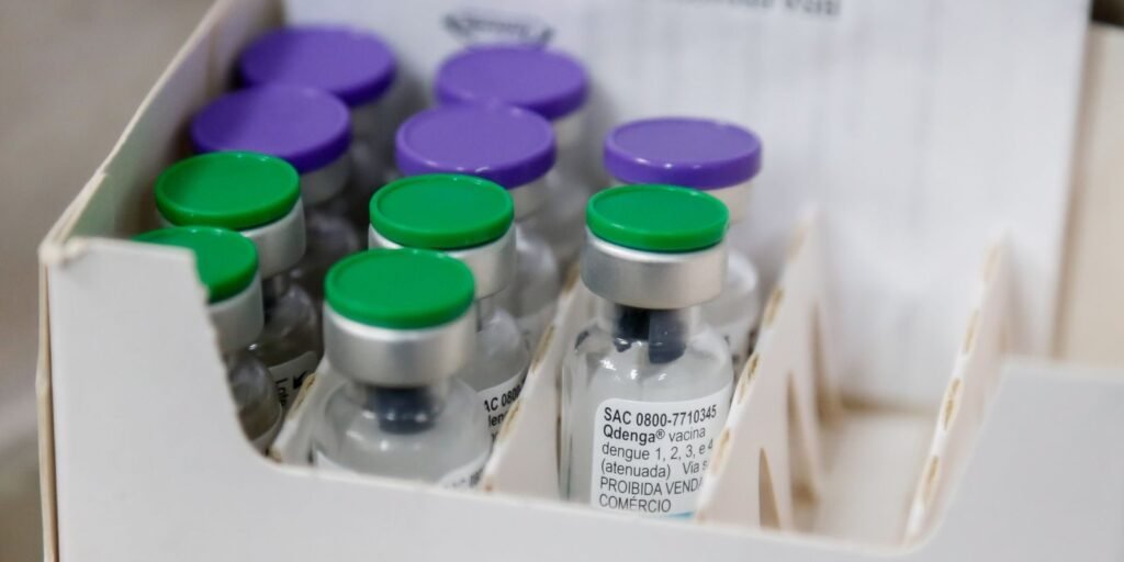 Vacinação em UBS do Cambuci, em São Paulo, durante ampliação da vacina contra a dengue