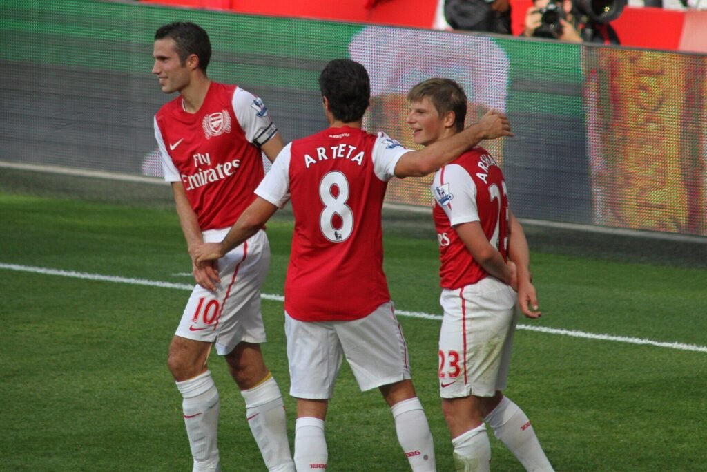 Van Persie, Arteta e Arshavin comemoram gol do Arsenal contra o Swansea, em 2011