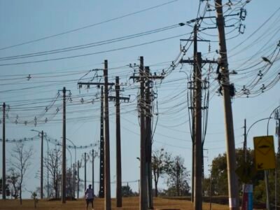 Criança cai de janela do 2º andar e é resgatada da fiação por PM em Alagoas