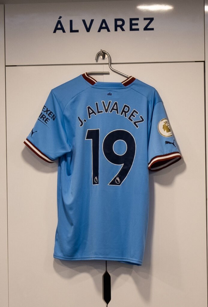 Vestiário do Manchester City em 2022, com referência a Julián Álvarez