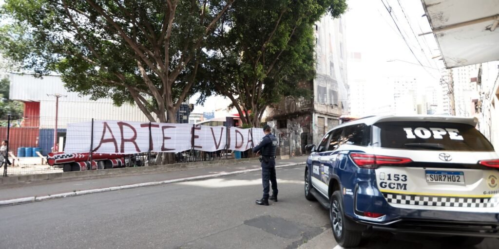 Viatura da Polícia Militar em frente ao Teatro de Contêiner, no centro de São Paulo