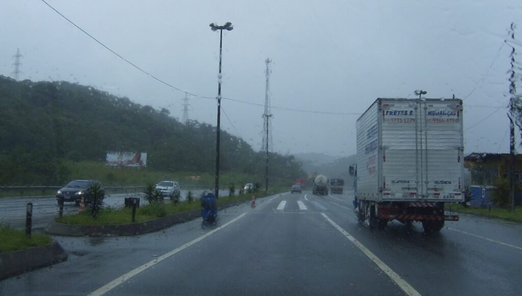 Trecho da BR 376 com sinalização da Polícia Rodoviária Federal, registrado em foto de arquivo do Panoramio