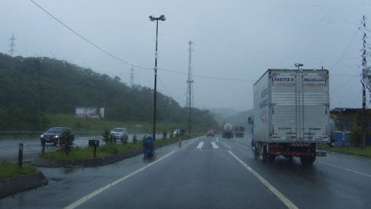 Acidente com caminhão e quatro carros mata ao menos cinco na BR-393, em Barra do Piraí (RJ)