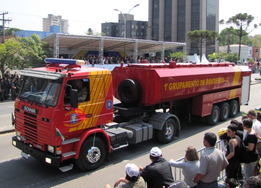 Viatura do Corpo de Bombeiros do Paraná, modelo Carreta Tanque. Foto de banco de imagens Wikimedia Commons