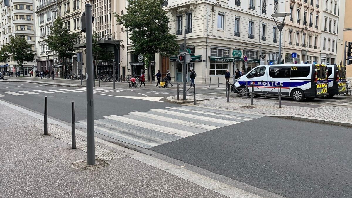 Protestos na França deixam 272 presos e posto de turismo incendiado em Lyon