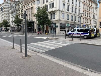 Protestos na França deixam 272 presos e posto de turismo incendiado em Lyon
