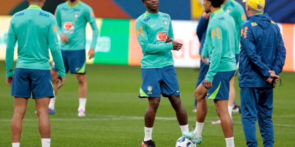 Vini Jr. durante treino da Seleção Brasileira na Neo Química Arena, em São Paulo