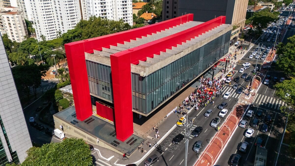 Lula diz que votação do fim da escala 6×1 deve ocorrer na quarta-feira (14)