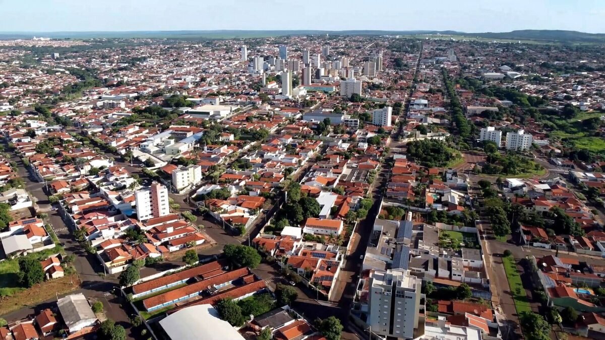 Leandra Guedes, ex de Janones, é convidada para debate da Globo pela equipe de Flávio