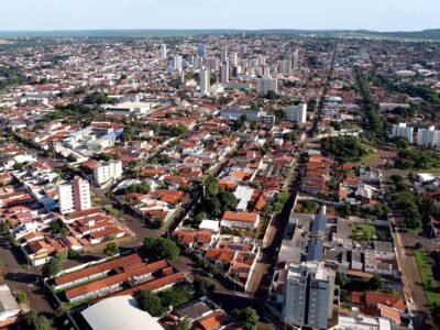 Leandra Guedes, ex de Janones, é convidada para debate da Globo pela equipe de Flávio