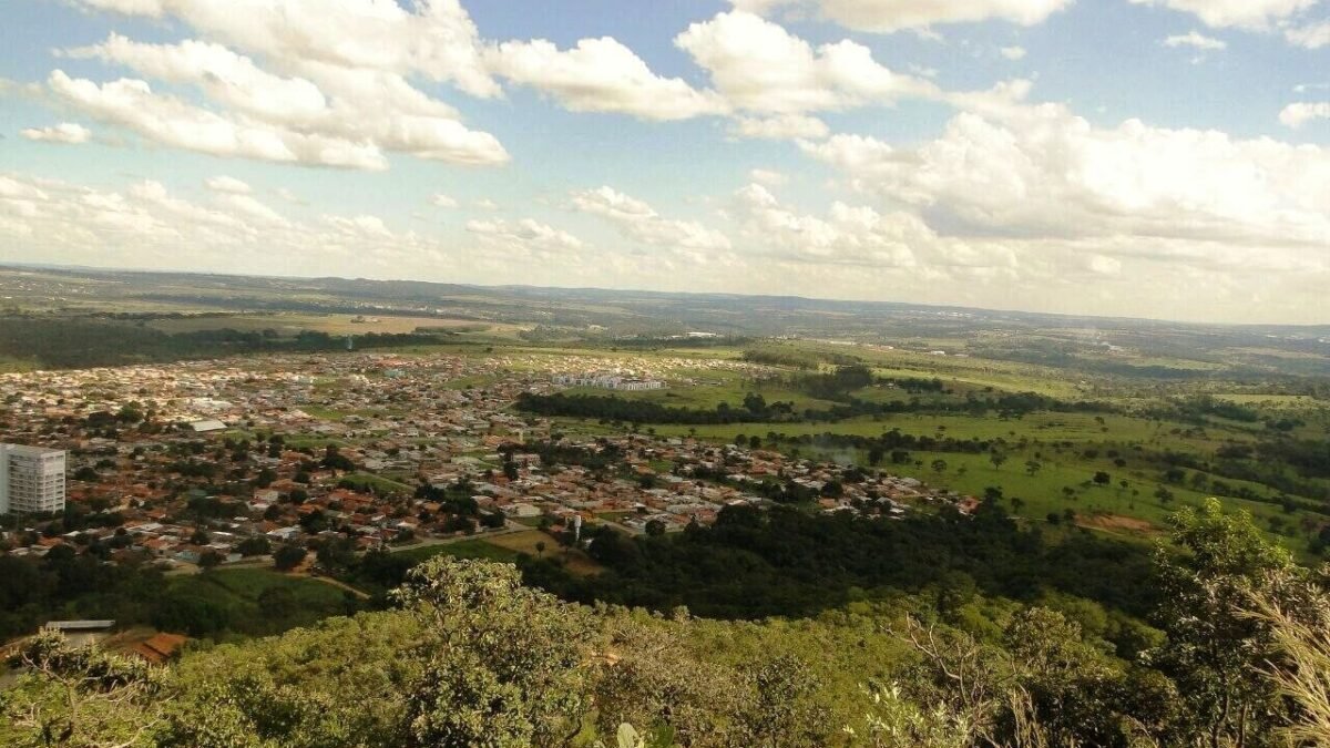 Menino de 2 anos morre dentro de carro em Senador Canedo (GO); polícia apura o caso