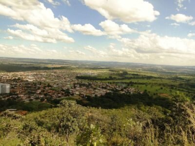 Menino de 2 anos morre dentro de carro em Senador Canedo (GO); polícia apura o caso