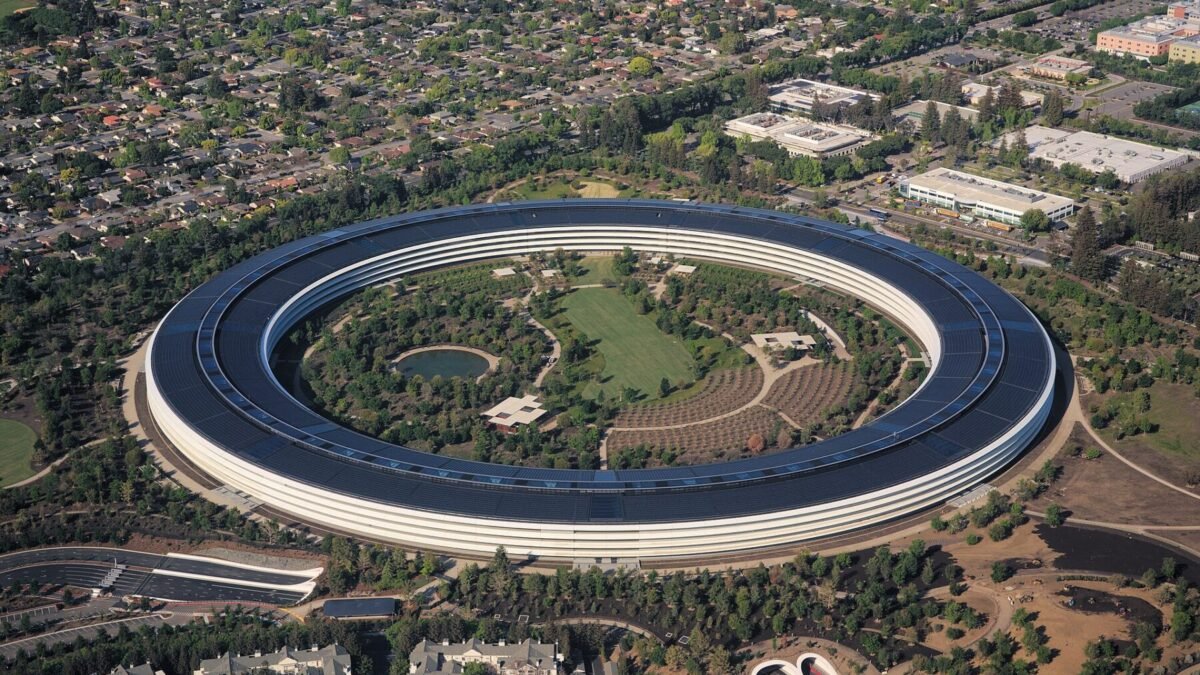 Apple volta a valer mais de US$ 5 trilhões na Bolsa; ações sobem 26% em 2026