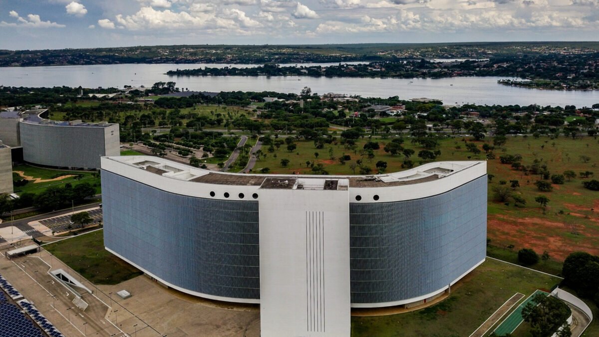 TSE proíbe Globo de exibir púlpito vazio de Lula no debate desta quinta