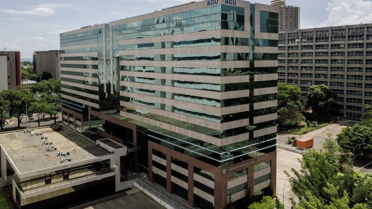 AGU usa Lei Antifacção pela 1ª vez e pede confisco de R$ 190 milhões ligados ao PCC e ao CV