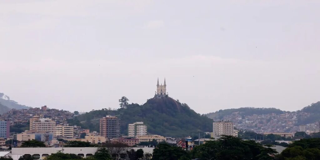 Vista da Igreja da Penha e Complexo da Penha, zona norte do Rio de Janeiro