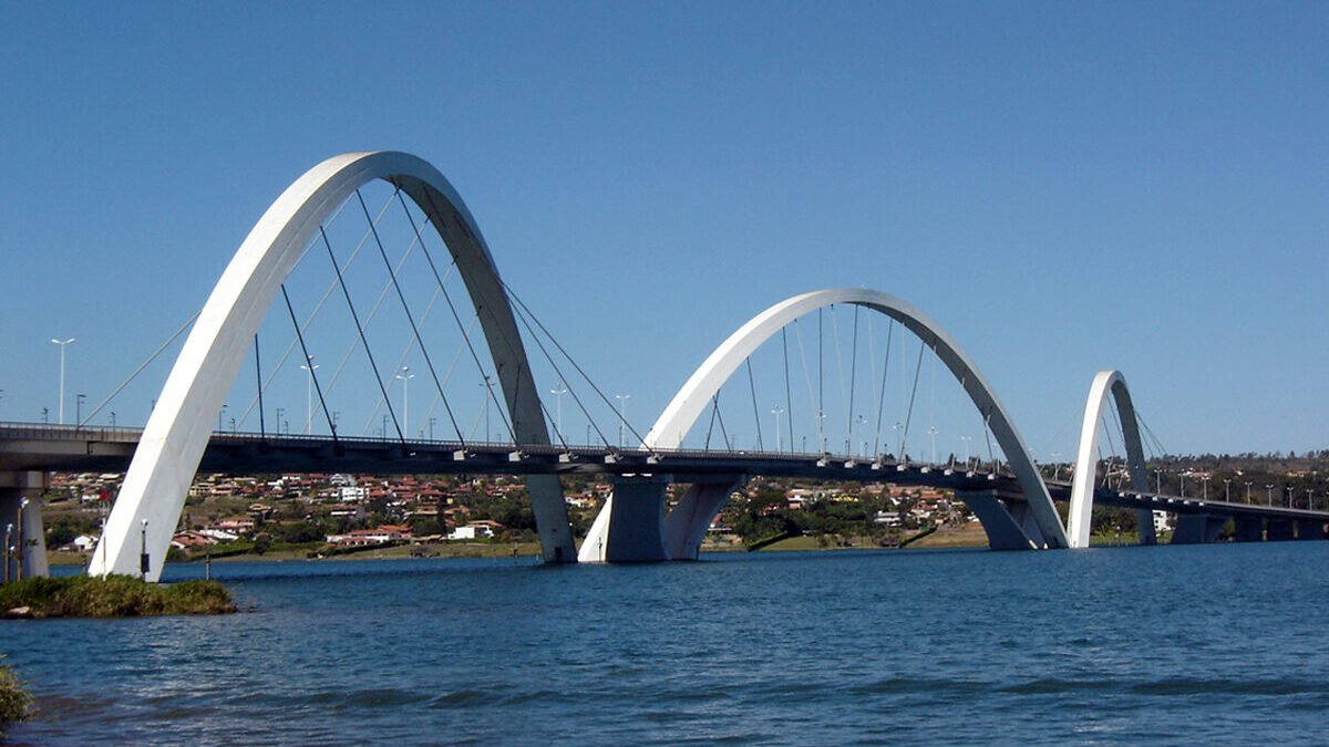 DER reduz de duas para uma as faixas reversíveis da Ponte JK após o 1º dia de teste