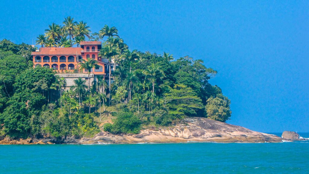 Vista da Praia do Tenório em Ubatuba, litoral de São Paulo