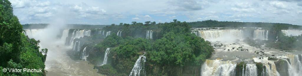 Vista das Cataratas do Iguaçu (Iguazu Falls), em Foz do Iguaçu, no Brasil