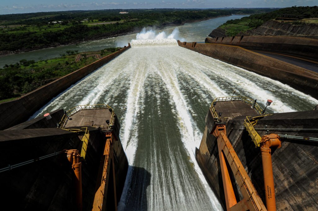 Vista das comportas da hidrelétrica de Itaipu Binacional, no Rio Paraná, na fronteira entre Brasil e Paraguai