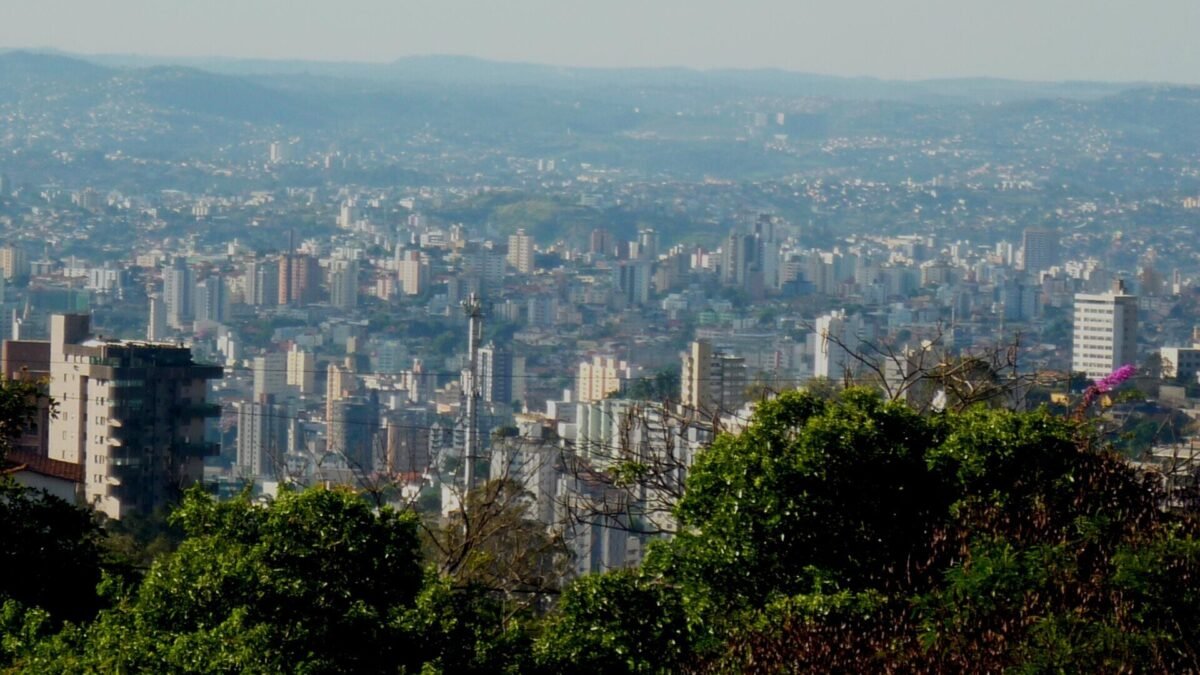 Defesa Civil de MG prevê chuva de até 90 mm e rajadas de 80 km/h até segunda