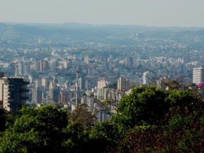 Defesa Civil de MG prevê chuva de até 90 mm e rajadas de 80 km/h até segunda