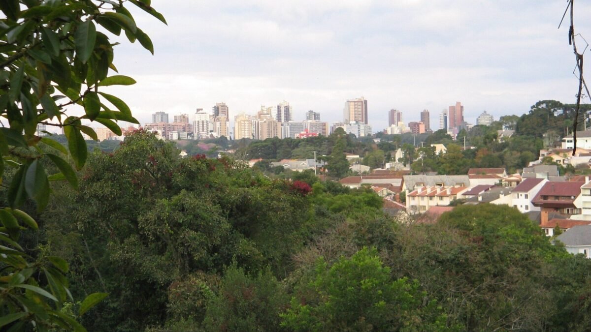 Chuva perde força no Paraná no domingo de eleição, mas ainda pode cair em Curitiba