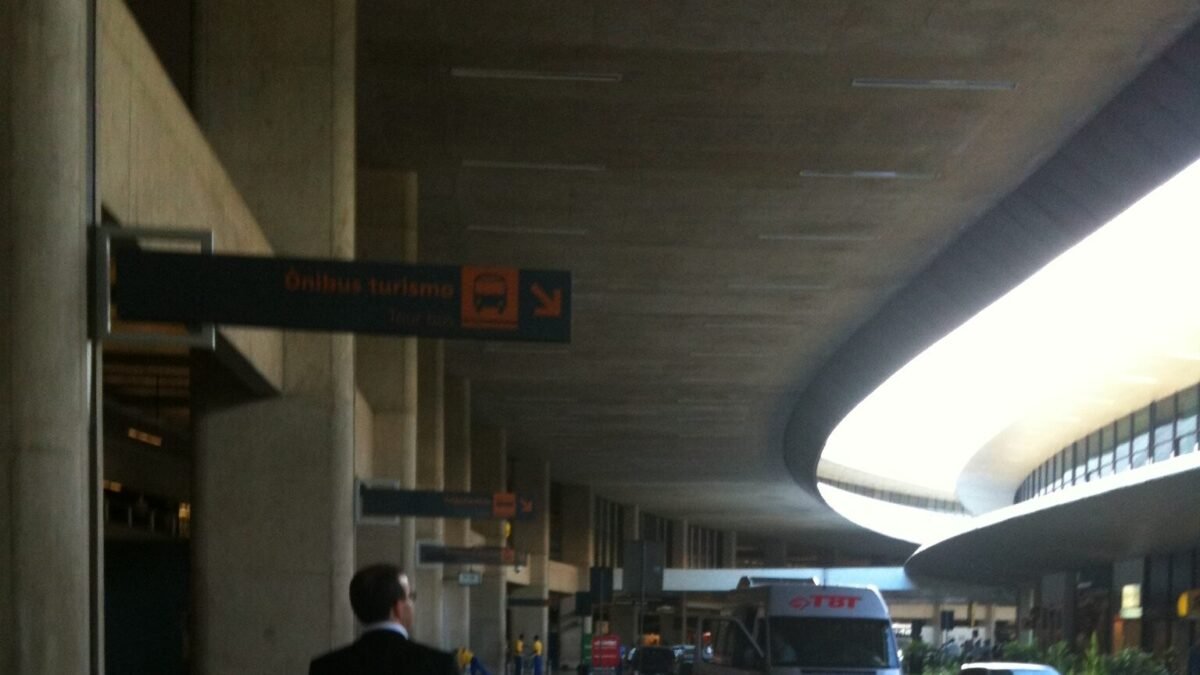 Voo com 85 brasileiros deportados dos EUA pousa em Confins na madrugada deste sábado