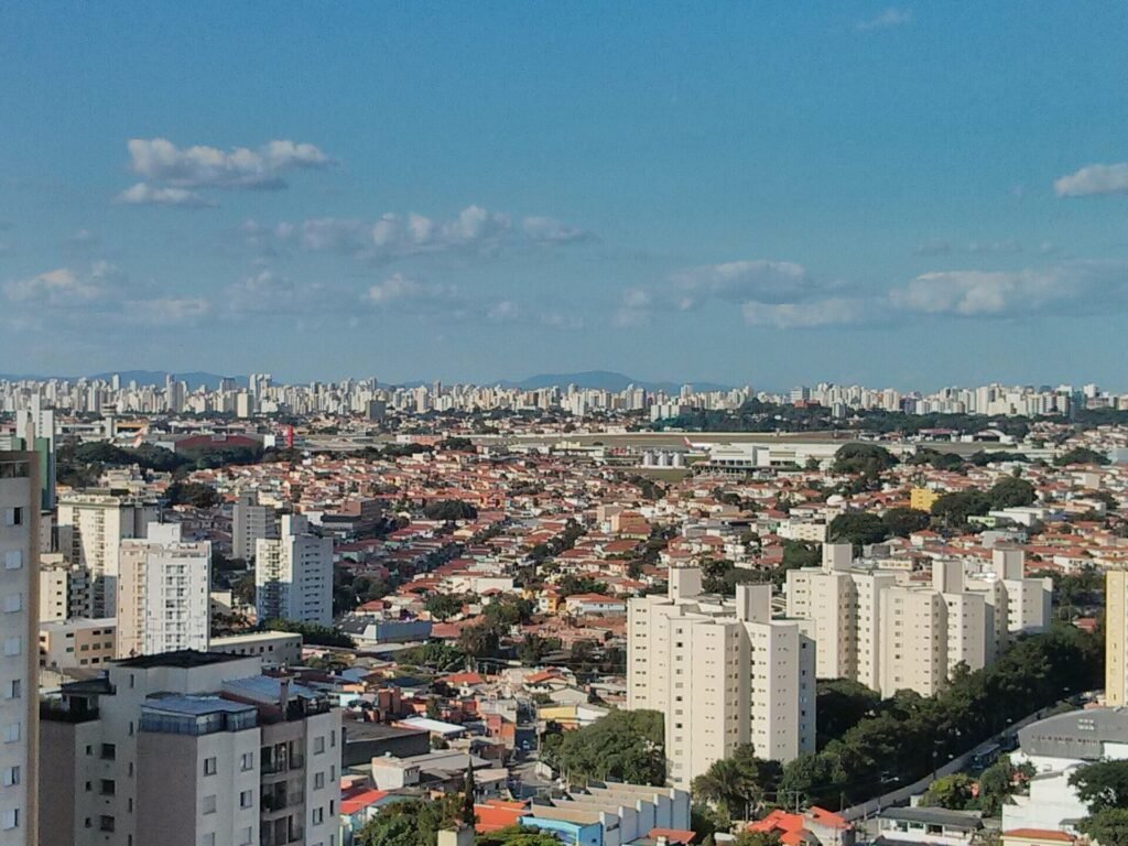 Vista do aeroporto de Congonhas a partir da Vila Santa Catarina, em São Paulo