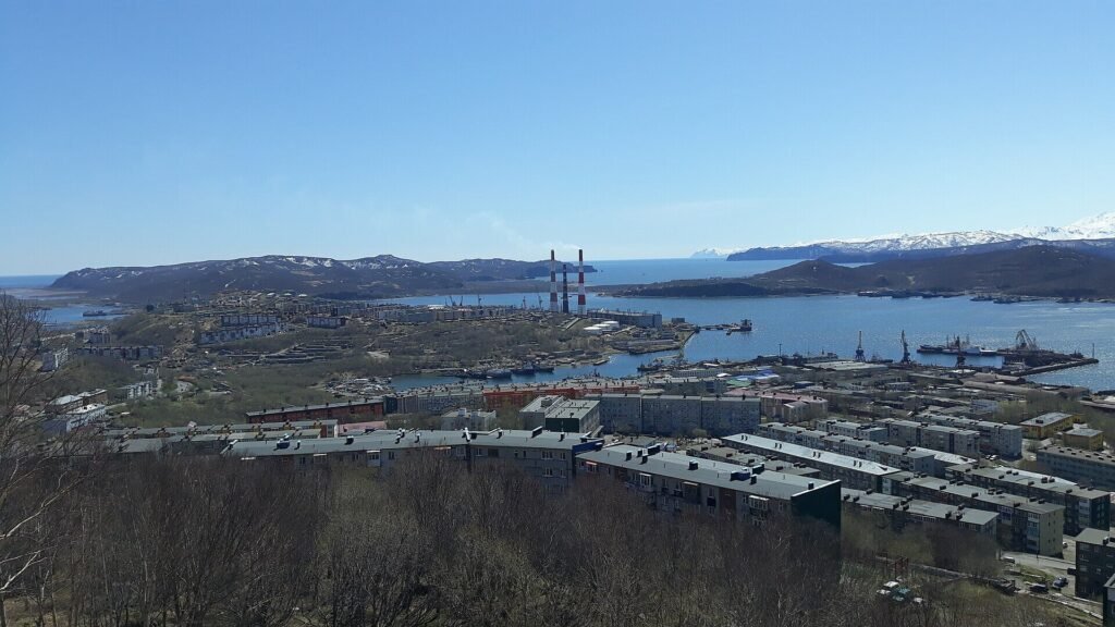 Vista do alto de prédios residenciais e do porto de Petropavlovsk-Kamchatsky