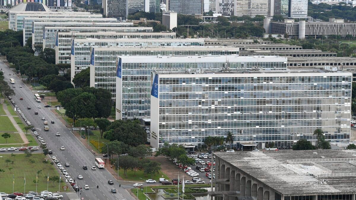Sexta (30) não é feriado: servidores têm ponto facultativo e o setor privado trabalha