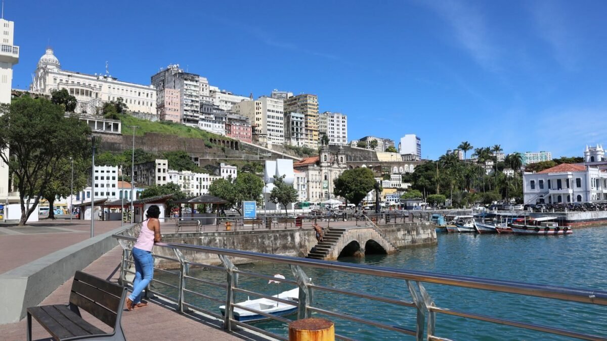 Justiça da Bahia proíbe entrega de título de Salvador a Flávio Bolsonaro antes da eleição