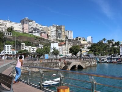 Justiça da Bahia proíbe entrega de título de Salvador a Flávio Bolsonaro antes da eleição