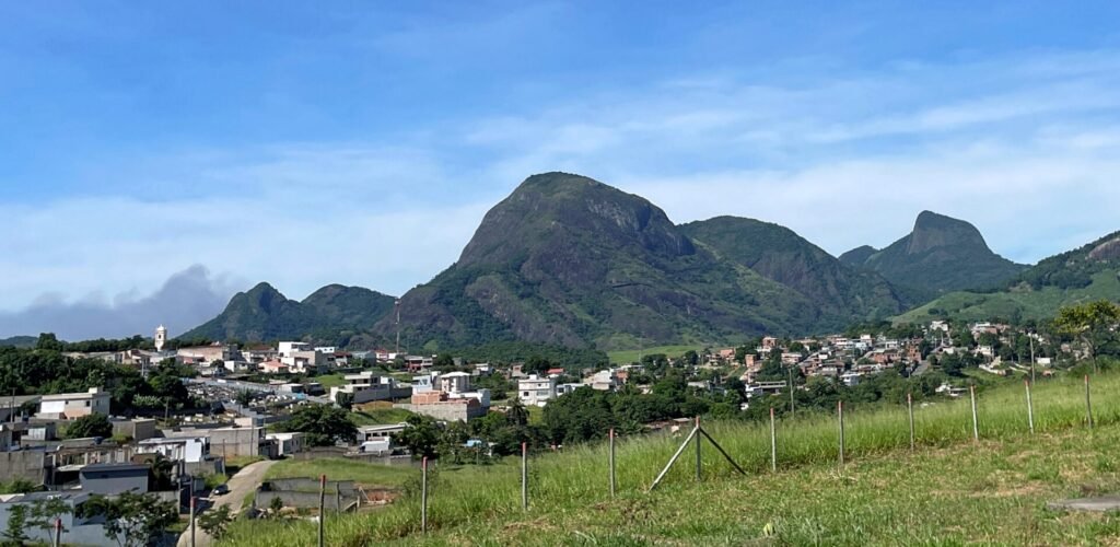 Vista parcial da cidade de Cariacica com o Monte Mochuara ao fundo