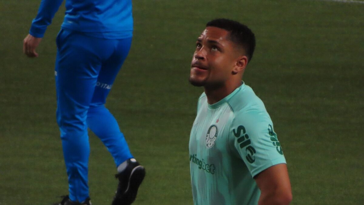 Vitor Roque deve voltar ao time do Palmeiras contra o Vasco na semifinal da Copa do Brasil