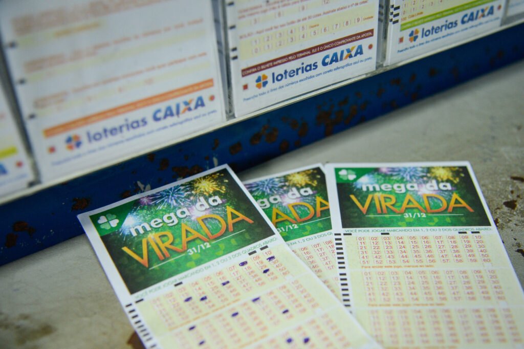 Volante para aposta da Mega-Sena da Virada em casa lotérica na Lapa, região central do Rio de Janeiro