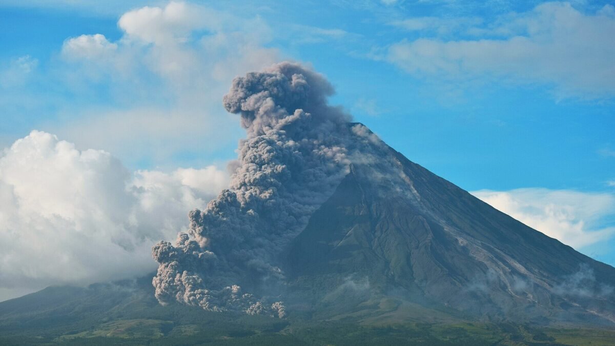 Vulcão Mayon, nas Filipinas, lança cinzas a 3 km e alerta sobe para nível 3