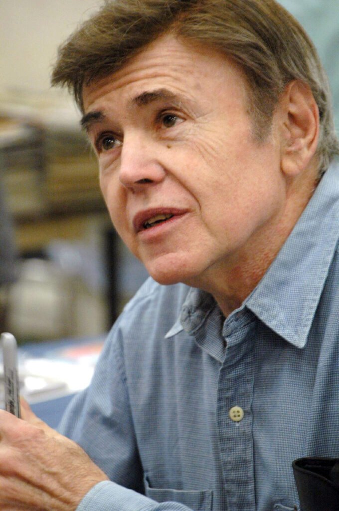 Walter Koenig, de camisa jeans, fala durante evento