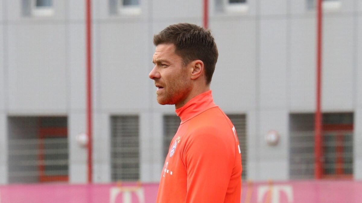 Xabi Alonso diz que não há discussão sobre saída de Estêvão e promete minutos contra o United