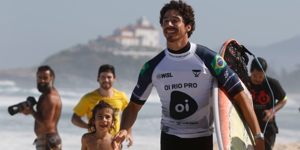 Yago Dora compete em etapa da Liga Mundial de Surfe na praia de Itaúna, em Saquarema